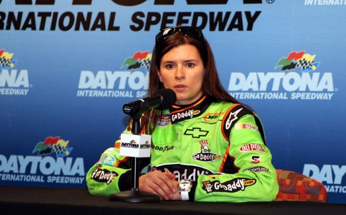 Danica Patrick totals car during qualifier; will drive backup in