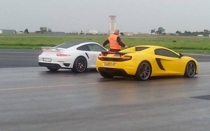 Super Car Drag Races - McLaren 12C, Porsche 991 Turbo S, Ferrari