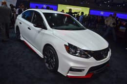 Nissan Sentra NISMO front three quarter 02